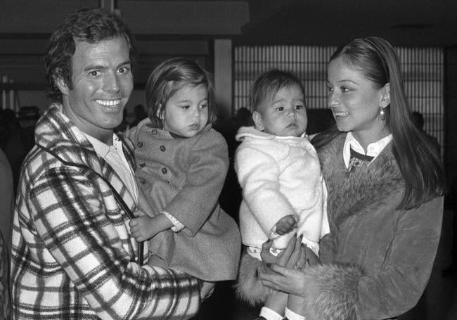 Julio Iglesias e Isabel Preysler con sus hijos Chabeli y Julio José.